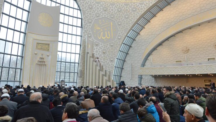 Köln’de Hac Eğitim Semineri: Mübarek Yolculuğun Başlangıcı <br><br>