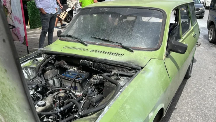 Anıtpark Kavşağı’nda Otomobil Yangını: Trafik Polislerinin Müdahalesi