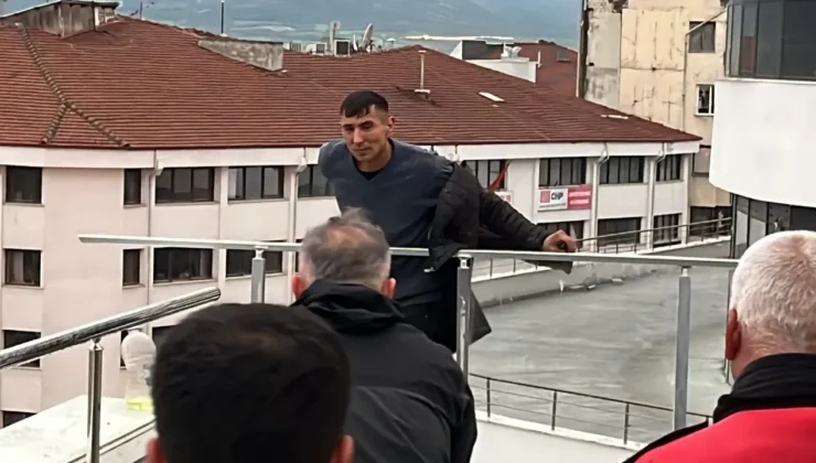Terasta intihar girişimi! Dram dolu anlar
