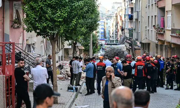 İstanbul’da bina çöktü!