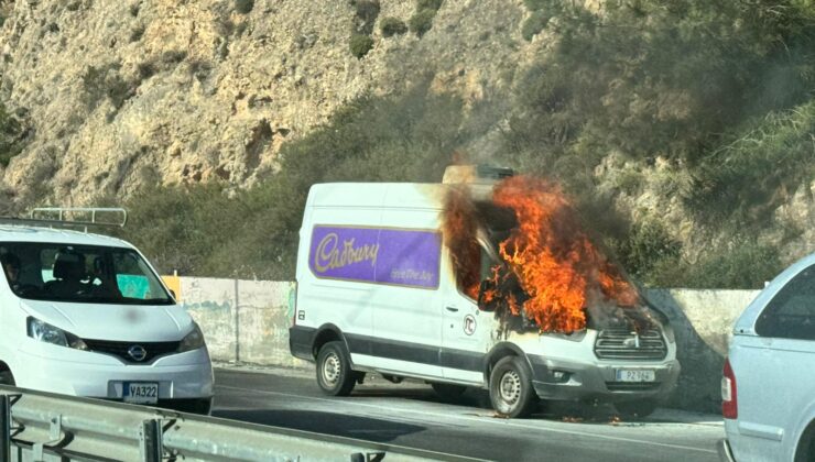 Ciklos’ta Kamyon Yangını! Araç Tamamen Yanarak Kül Oldu