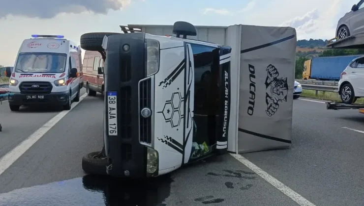 TEM Otoyolu’nda Kamyonet Devrildi: Sürücü Yaralı!