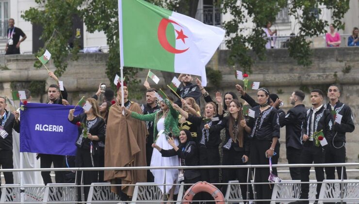 Olimpiyat açılışında Cezayirli sporcular, Paris’te katledilenleri andı.
