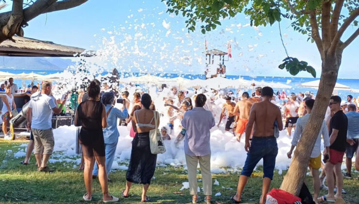Kemer Belediyesi Köpük Partisiyle Turistleri Memnun Etti