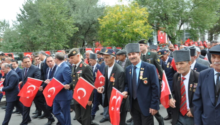 Kars’ta Gaziler Günü’nde Kahramanlarla Yürüyüş