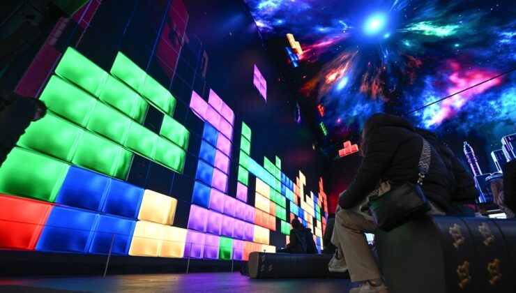 <p><strong>"Tetris’in 40. Yılında Londra’da Renkli Kutlama: Katılımcılar Dev Ekranda Oyun Oynadı!"</strong></p>