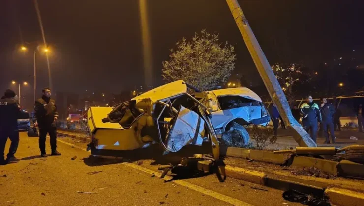 Trafik Kazasında Yolu Fırlayan Sürücü ve Yolcu Ağır Yaralandı