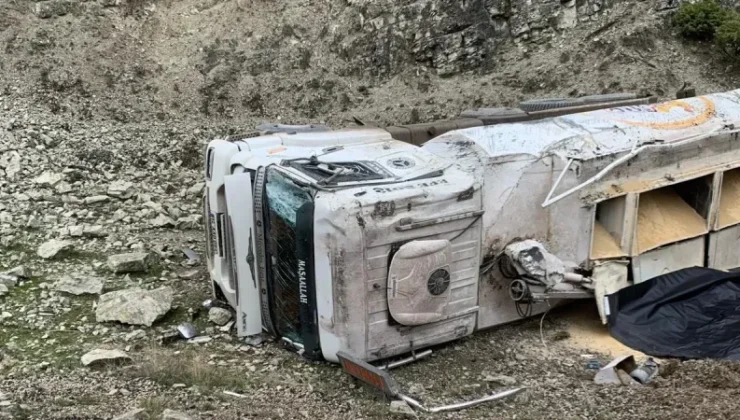 Göynük’te Kamyon Devrildi, Yaralı Sürücü Hastaneye Sevk Edildi