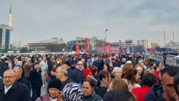 İmamoğlu’na Destek İçin Adliye Önünde Kalabalık Toplandı!