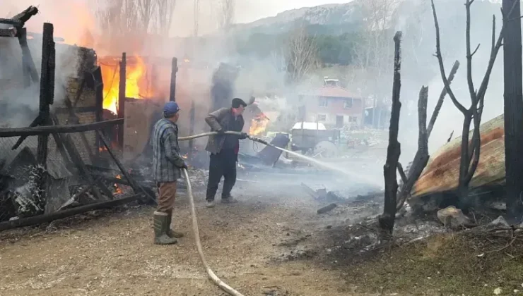 Uzunçam köyünde yangın paniği: Evin de ahır da yandı!