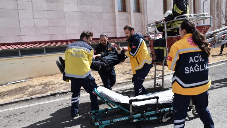 Kars’ta İtfaiye ve Emniyet Yangın Tatbikatı Gerçekleştirildi!