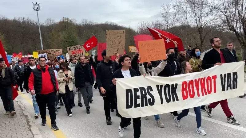 Gençler Orantısız Polis Gücüne Tepki Gösterdi