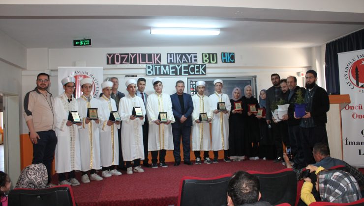 Hafızlık Merasimi’nde 12 Öğrenciye Plaket Takdim Edildi