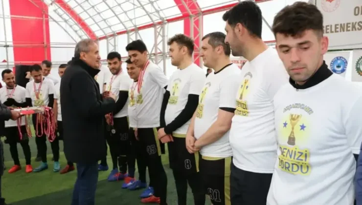 Futbol Turnuvasında Akçakoca Şampiyonluk Kupasını Kaldırdı!