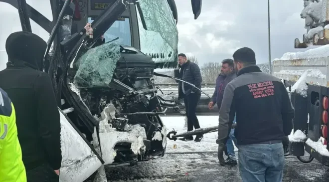 Kar yağışında zincirleme kaza: 10 araç çarpıştı!