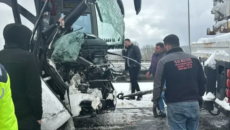 Kar yağışında zincirleme kaza: 10 araç birbiriyle çarpıştı
