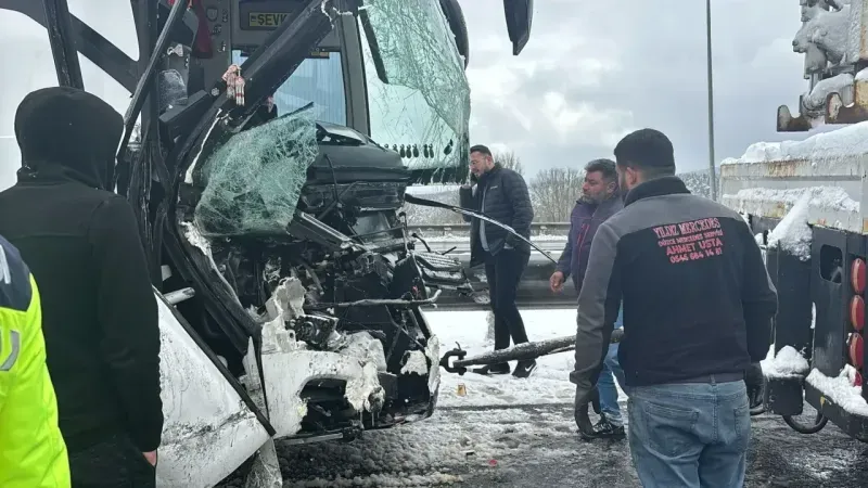 Kar yağışında zincirleme kaza: 10 araç çarpıştı!