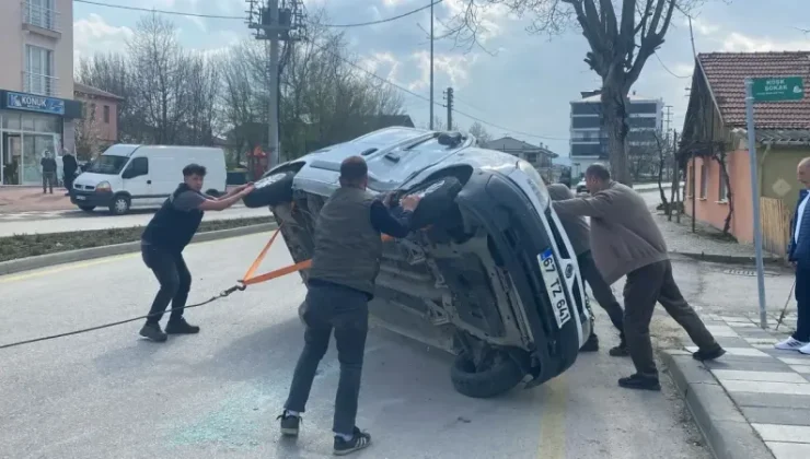 Kavşakta Feci Kaza: Araç Devrildi, Üç Yaralı!