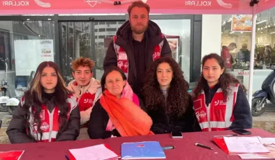Gençler Soğukta İmza Kampanyasıyla Direniş Gösteriyor