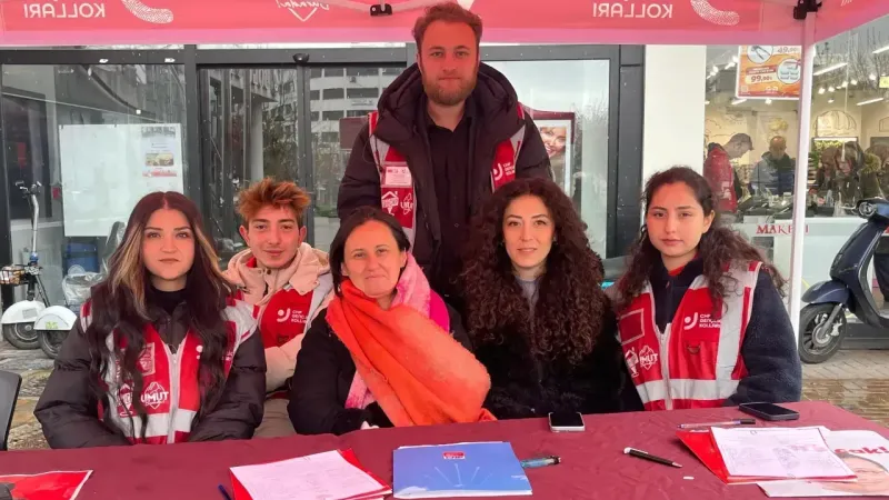 Gençler Soğukta İmza Kampanyasıyla Direniş Gösteriyor
