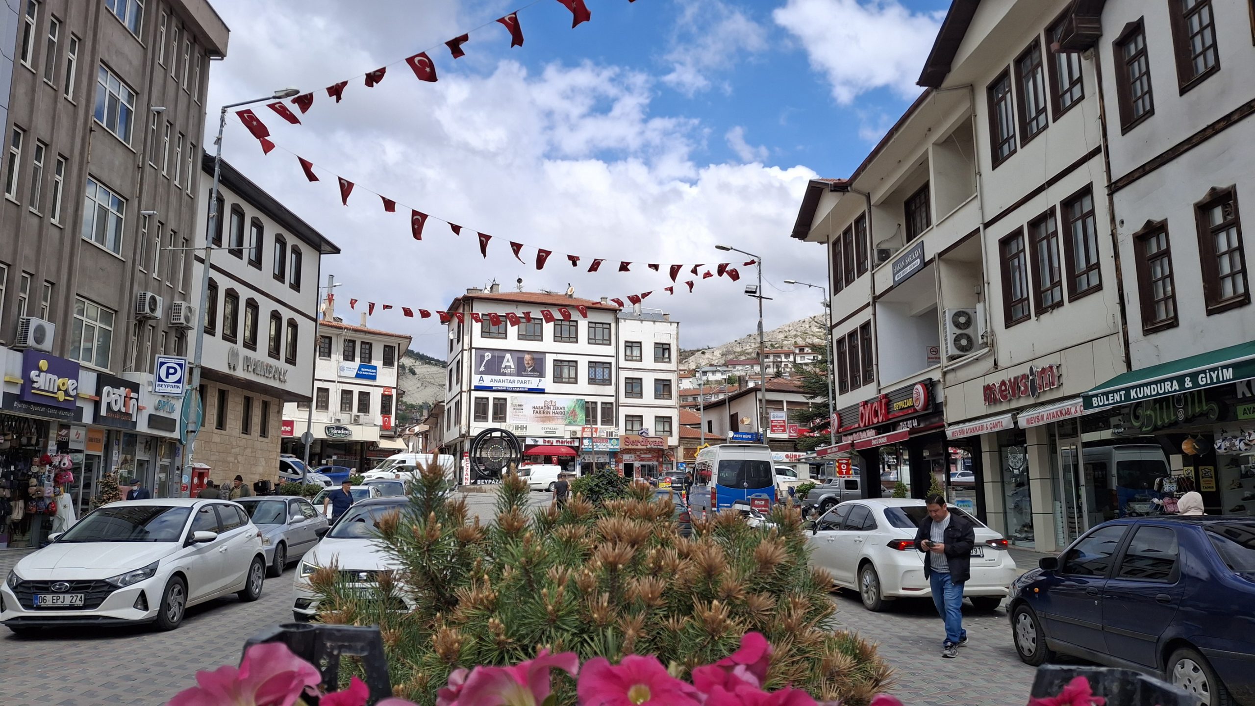 Ankara’da Çiçeklerle Sokaklar Renklendiriliyor!
