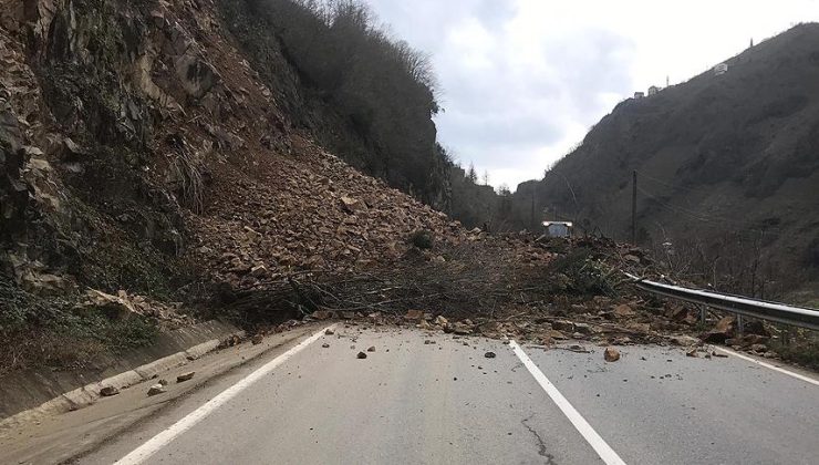 Giresun-Gümüşhane yolunda heyelan: Ulaşım kapandı!