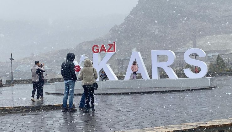 Kars’ta Nisan’da Beyaz Sürpriz: Kar Yağışı!
