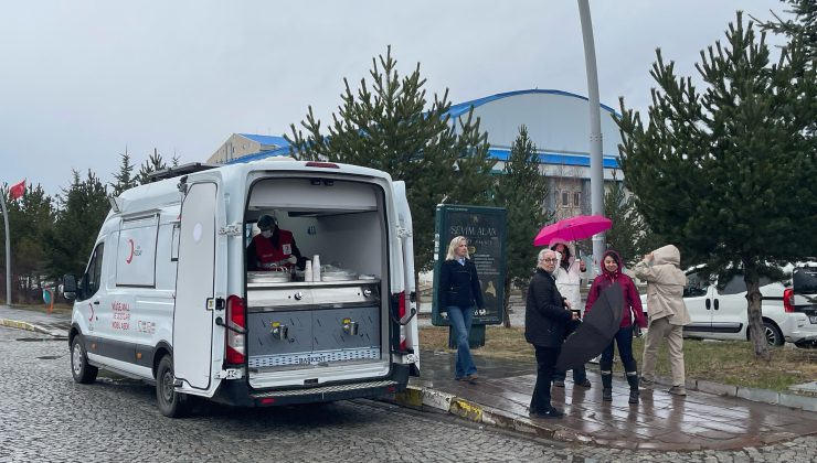 Kafkas Üniversitesi’nde Öğrencilere Sıcak Çorba İkramı