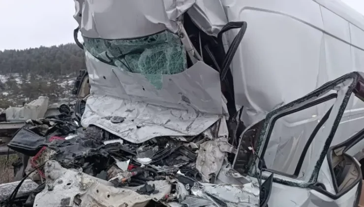 Bolu’daki feci kaza: Minibüs sürücüsü hayatını kaybetti!