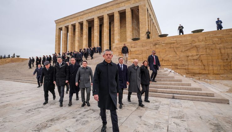 Özgür Özel Anıtkabir’de Duygusal Ziyaret Gerçekleştirdi