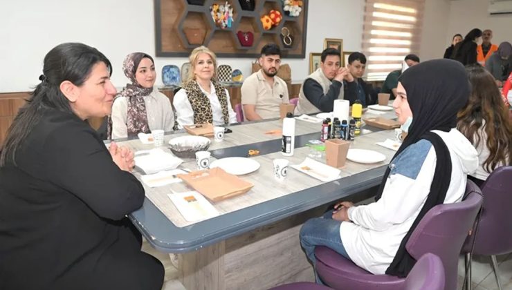 Gençler Ahşap Boyama Atölyesinde Yeteneklerini Sergiledi