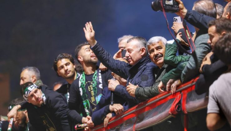 Büyükakın, Kocaelispor Kutlamasında Taraftarın Gözdesi Oldu!