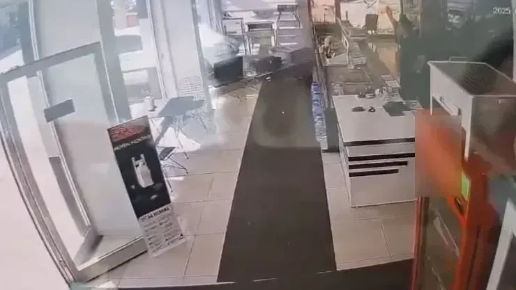 Kadın sürücü parkta panik yarattı, dükkan hasar gördü!