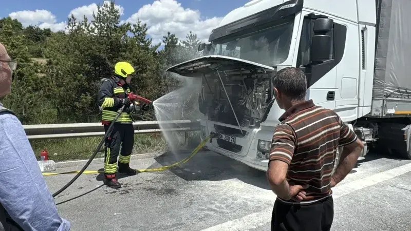 Bolu’da Seyir Halindeki Tırda Yangın Paniği!