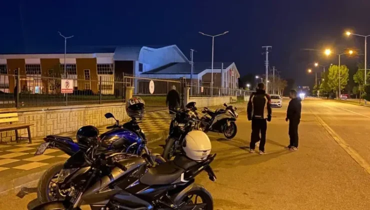 Karaçayır’da Motor Tutkunları Geceleri Buluşuyor!