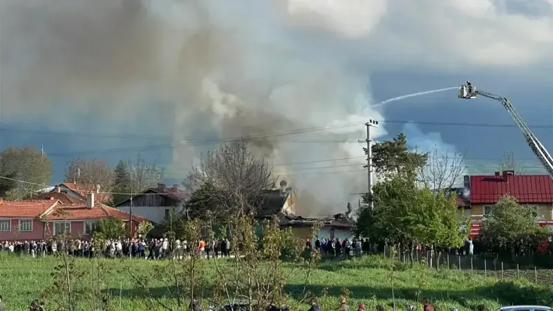 Bolu’da yangın: İki ev kullanılamaz hale geldi!