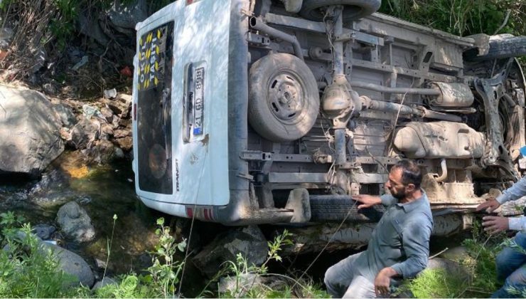 Şemdinli’de minibüs uçuruma yuvarlandı: 10 yaralı!