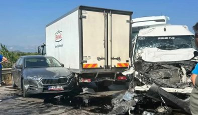 Serik’te Zincirleme Kaza: Dört Yaralı, Araç Kuyruğu!