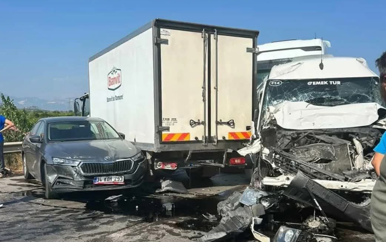 Serik’te Zincirleme Kaza: Dört Yaralı, Araç Kuyruğu!
