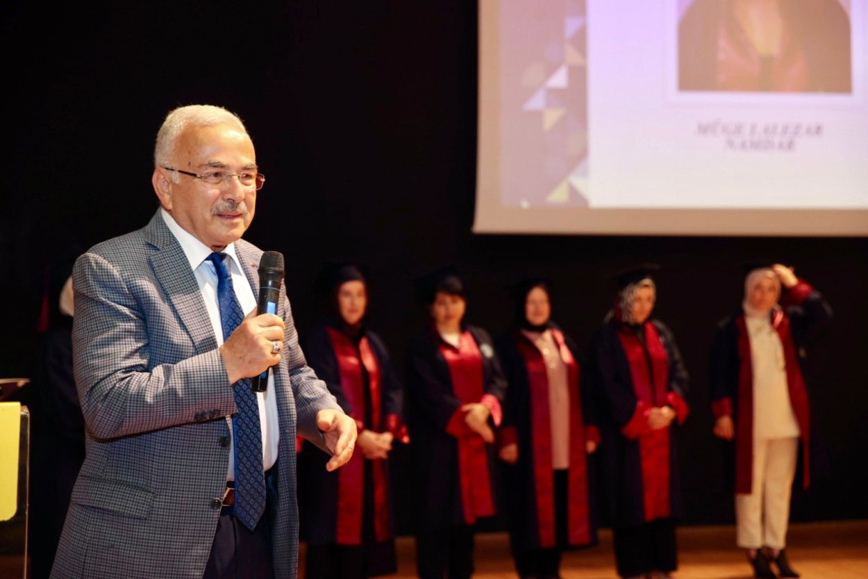 Anne Üniversitesi’nden İlk Mezunlar Heyecanla Ayrıldı!